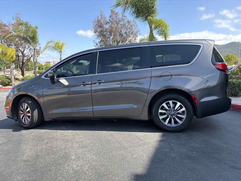 Used 2023 Chrysler Pacifica Touring-L FWD image 9