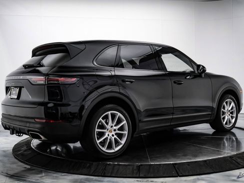 Used 2022 Porsche Cayenne w/ Premium Package image 11