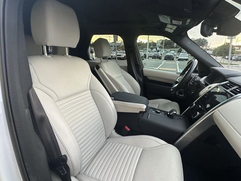 Used 2023 Land Rover Discovery S image 6