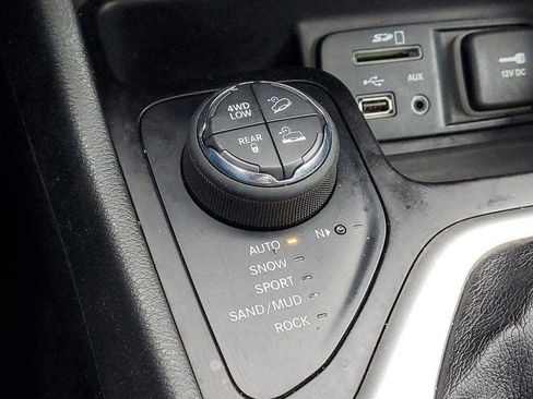 Used 2016 Jeep Cherokee Trailhawk w/ Comfort/Convenience Group image 18