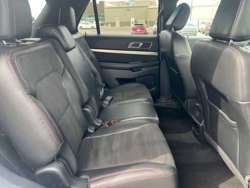 Used 2018 Ford Explorer XLT w/ Equipment Group 202A AWD/4WD image 29