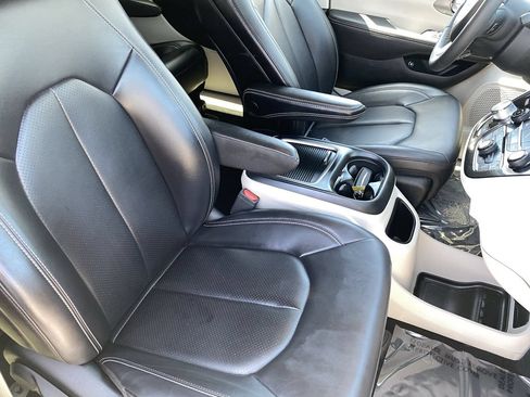 Used 2023 Chrysler Pacifica Touring-L FWD image 11