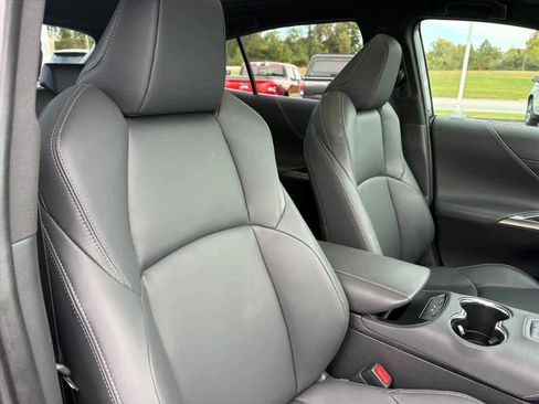 Used 2024 Toyota Venza Nightshade image 5