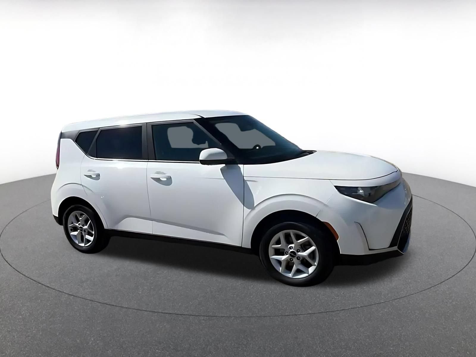 Used 2025 Kia Soul LX w/ LX Technology Package FWD image 2