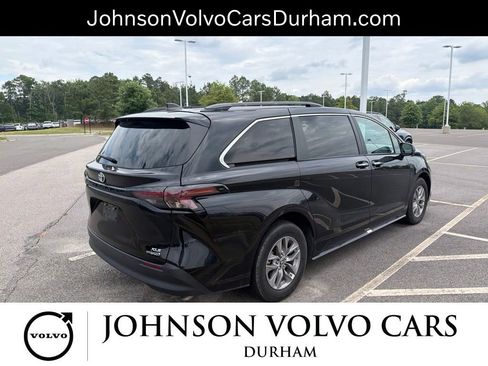 Used 2024 Toyota Sienna XLE FWD image 14