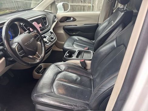 Used 2018 Chrysler Pacifica Touring-L FWD image 6