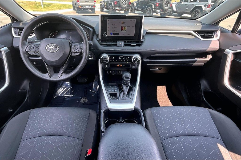 Used 2025 Toyota RAV4 XLE AWD/4WD image 16