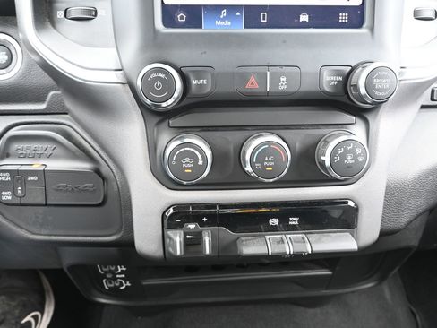 Used 2024 RAM 2500 Big Horn AWD/4WD image 18
