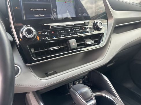 Used 2021 Toyota Highlander Limited image 19
