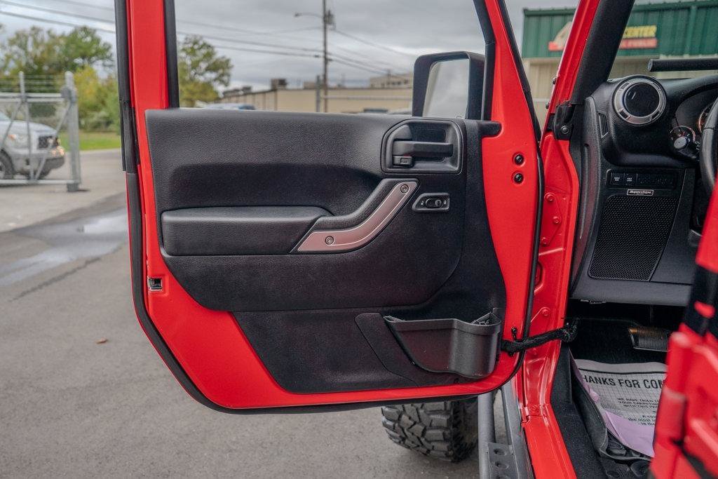 Used 2016 Jeep Wrangler Unlimited Rubicon w/ Connectivity Group AWD/4WD image 13