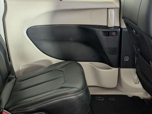 Used 2023 Chrysler Pacifica Touring-L image 31