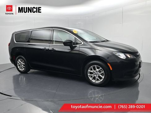 Used 2023 Chrysler Voyager LX FWD image 1