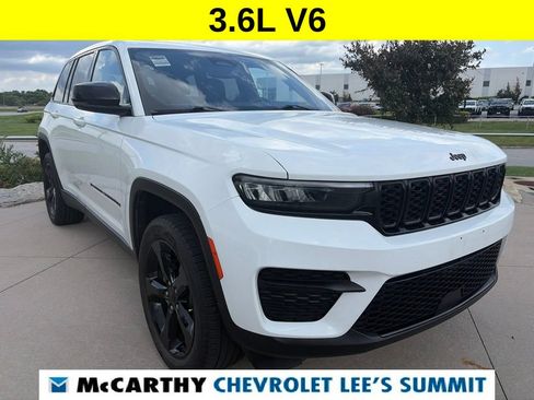 Used 2023 Jeep Grand Cherokee Altitude AWD/4WD image 2