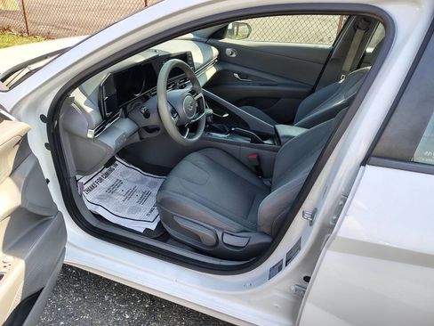 Used 2021 Hyundai Elantra SE image 12