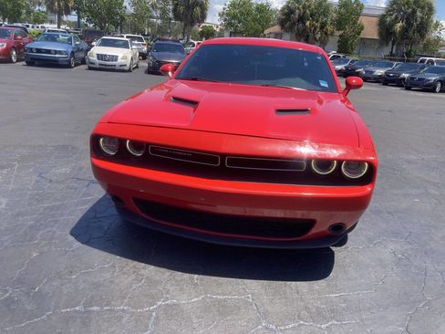 Used 2015 Dodge Challenger SXT image 6