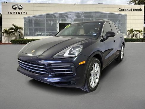 Used 2022 Porsche Cayenne w/ Premium Package image 3