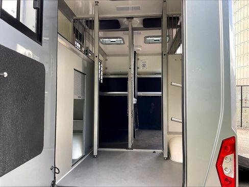 Used 2024 Mercedes-Benz Sprinter 3500 image 36