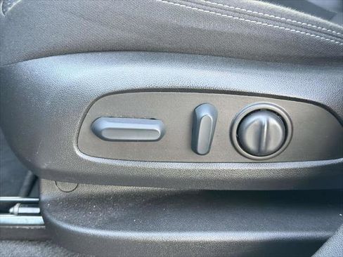 Used 2022 GMC Terrain SLE w/ Driver Convenience Package image 19