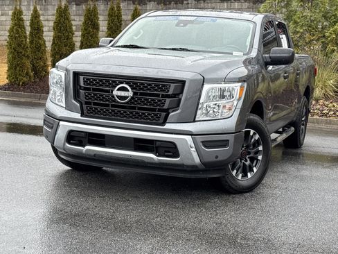 Used 2024 Nissan Titan SV w/ SV Convenience Package image 5