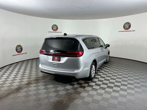 Used 2024 Chrysler Pacifica Touring-L FWD image 19