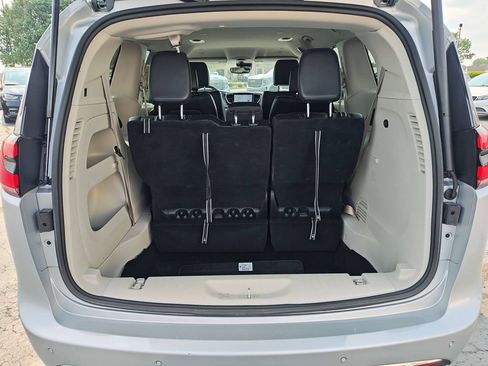 Used 2023 Chrysler Pacifica Touring-L FWD image 9
