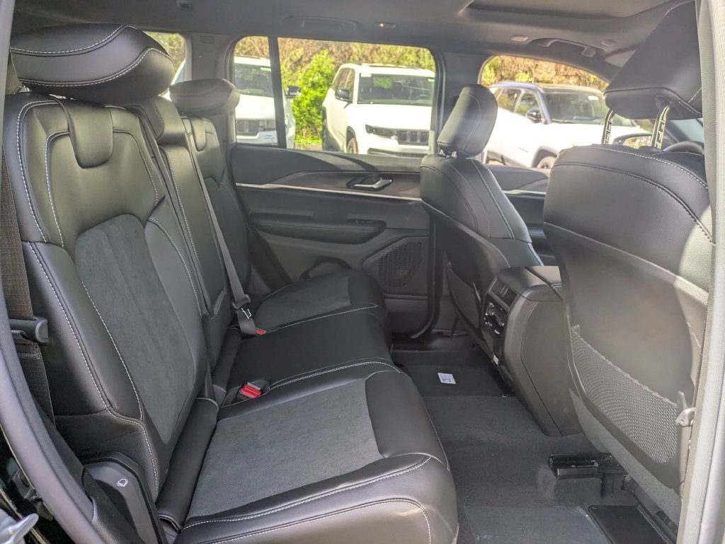 New 2026 Jeep Grand Cherokee Altitude AWD/4WD image 30
