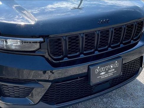 Used 2025 Jeep Grand Cherokee Altitude AWD/4WD image 32