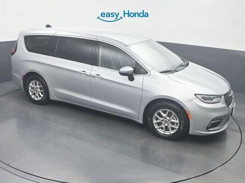 Used 2023 Chrysler Pacifica Touring-L FWD image 19