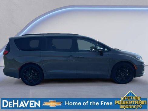 Used 2025 Chrysler Pacifica Limited FWD image 7