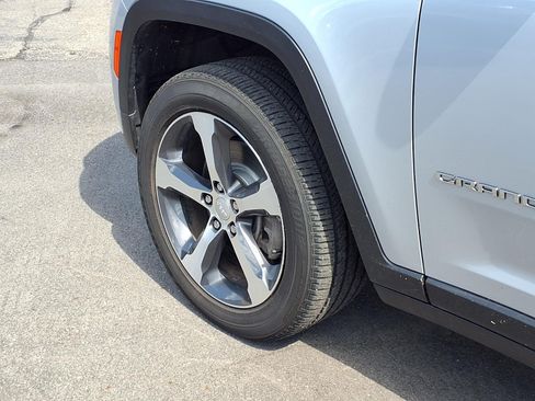 Used 2023 Jeep Grand Cherokee L Limited AWD/4WD image 30