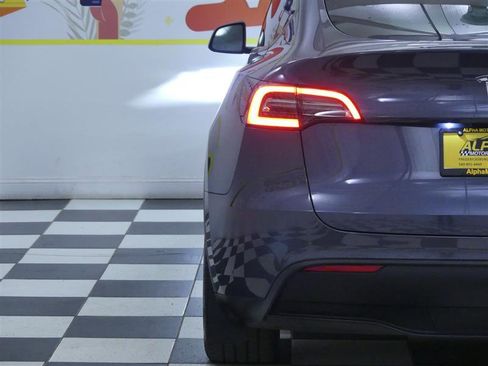 Used 2023 Tesla Model Y AWD image 27