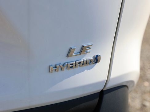 Used 2022 Toyota RAV4 LE image 11