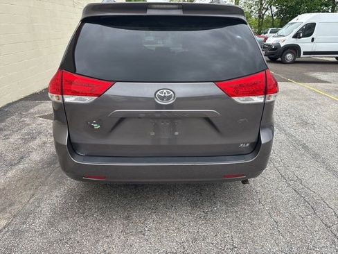 Used 2013 Toyota Sienna XLE FWD image 4