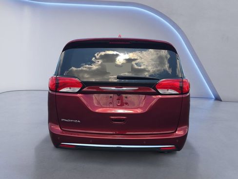 Used 2017 Chrysler Pacifica Touring-L FWD image 4