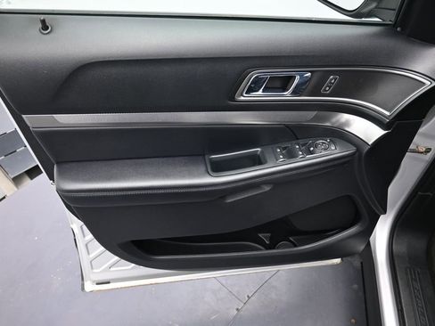 Used 2018 Ford Explorer XLT w/ Equipment Group 202A AWD/4WD image 9