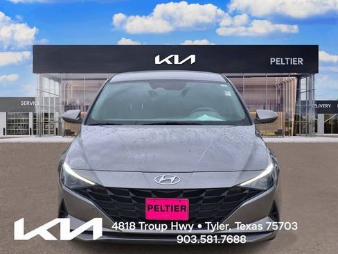 Used 2022 Hyundai Elantra SE FWD image 2