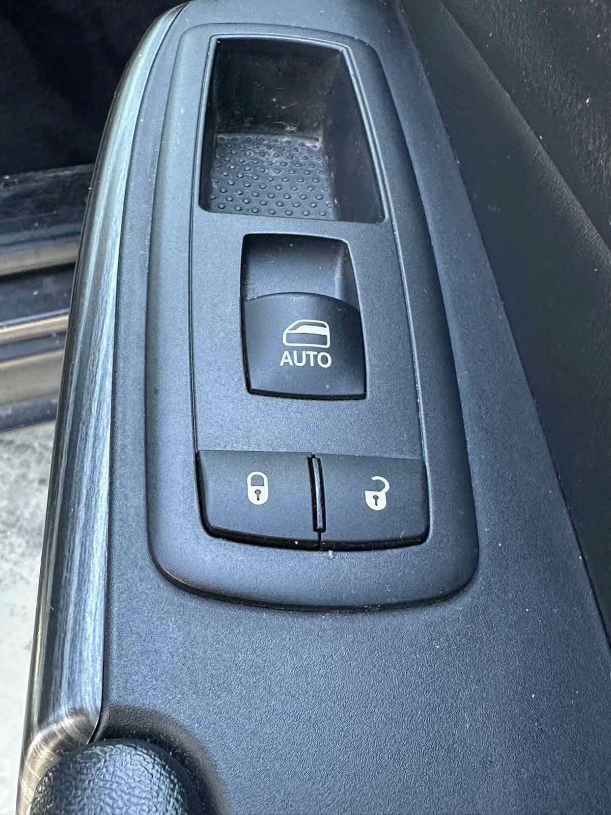 Used 2017 Jeep Cherokee Limited AWD/4WD image 31
