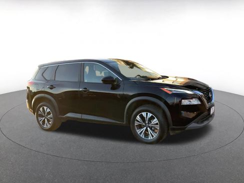 Used 2023 Nissan Rogue SV image 2