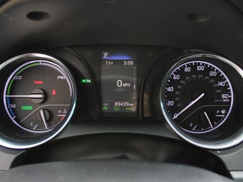 Used 2019 Toyota Camry SE w/ Sunroof Package image 12