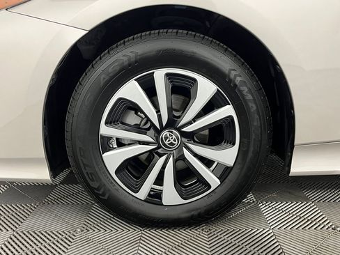 Used 2017 Toyota Prius Prime Premium image 20