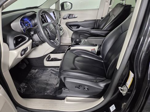 Used 2023 Chrysler Pacifica Touring-L FWD image 10