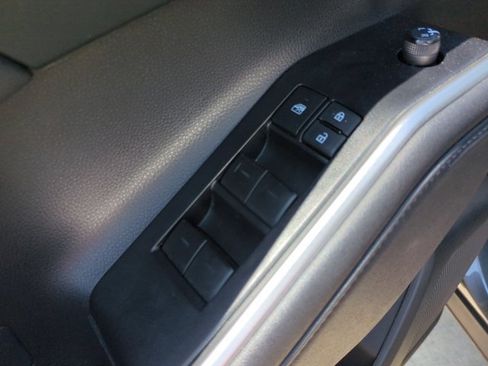 Used 2023 Toyota Highlander XLE FWD image 12