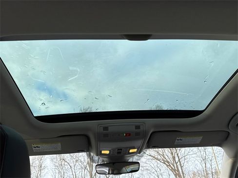 Certified 2025 Volkswagen Jetta SE w/ Sunroof Package image 26