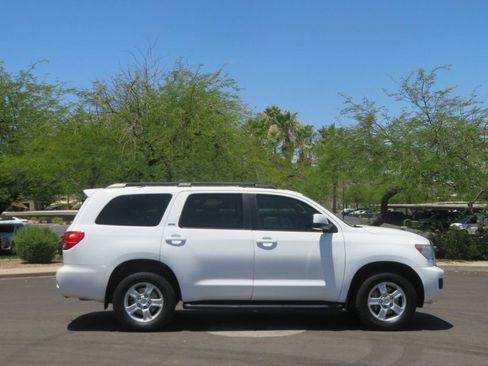 Used 2016 Toyota Sequoia SR5 AWD/4WD image 3