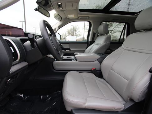 Used 2025 Ford Expedition Active AWD/4WD image 6