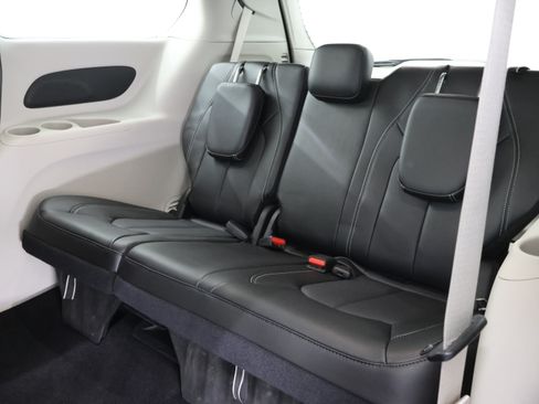 Used 2024 Chrysler Pacifica Touring-L FWD image 10