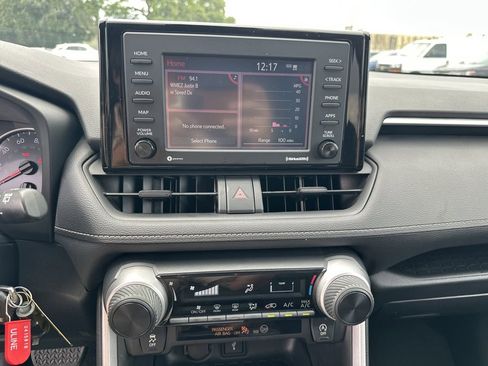 Used 2021 Toyota RAV4 LE AWD/4WD image 18