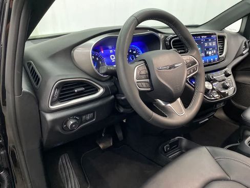 Used 2025 Chrysler Pacifica Select FWD image 2