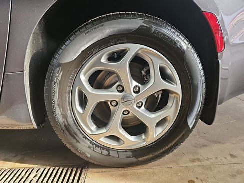 Used 2023 Chrysler Pacifica Limited w/ Uconnect Theater Family Group image 39