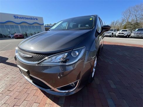 Used 2018 Chrysler Pacifica Touring Plus image 27